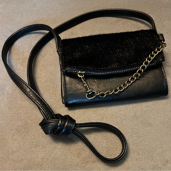 Madden Girl Black Crossbody Bag Wallet with Accent Chain - Picture 1 of 7
